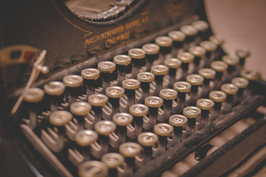 imagen de una maquina de escribir antigua